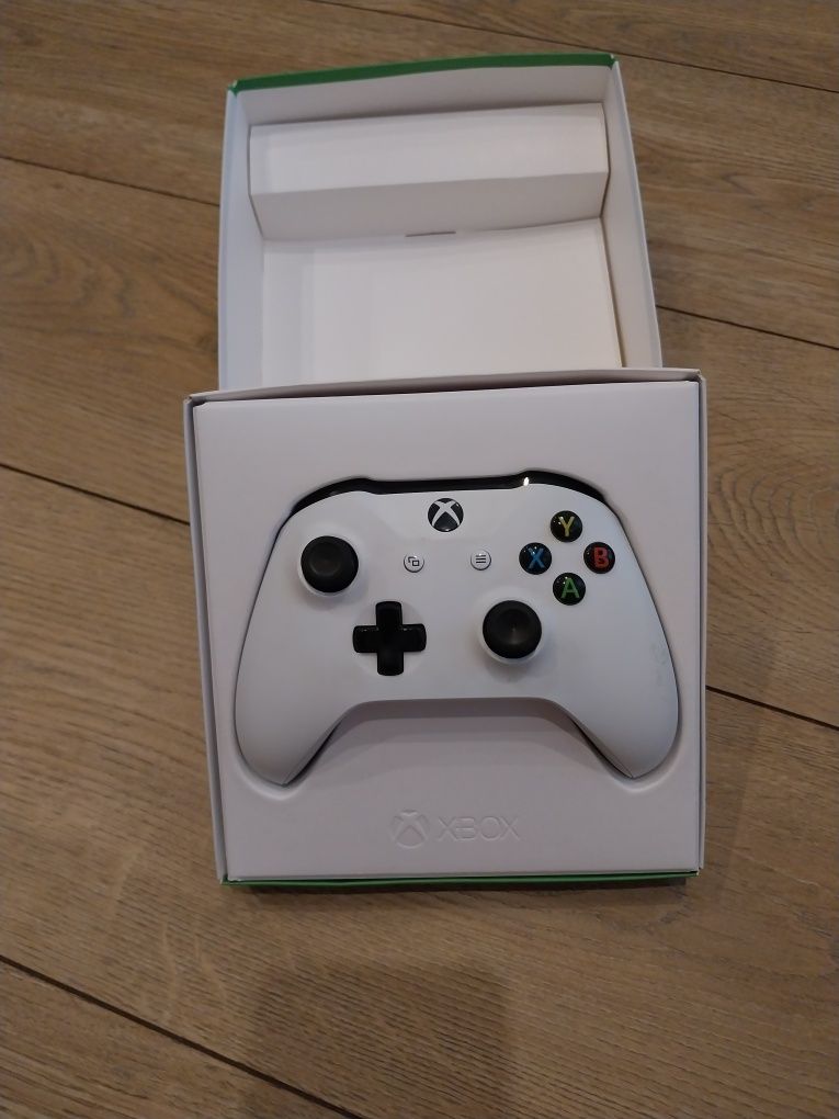 Xbox One x 1tb pudelko