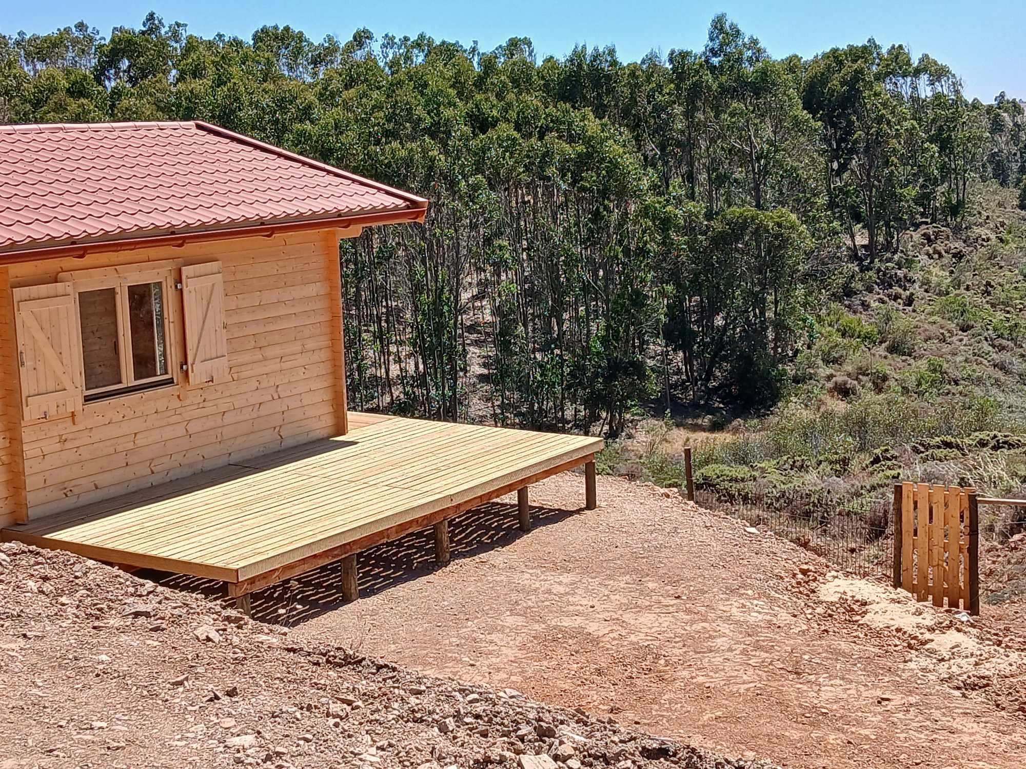 Terreno rustico paradisiaco com casa de madeira a estriar