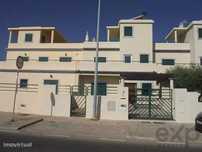 Vende-se moradia T4, em Condomínio Fechado