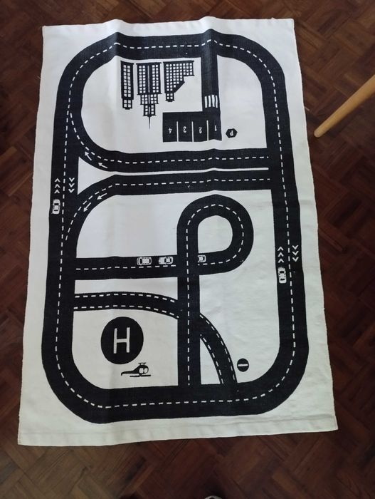 Tapete infantil H M motivo carros e estradas