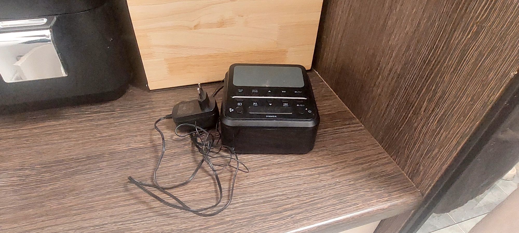 Radio z ladowarka indukcyjna