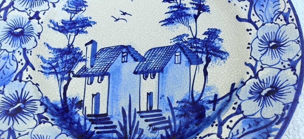 Prato faiança pintado a mão em azul decorativo