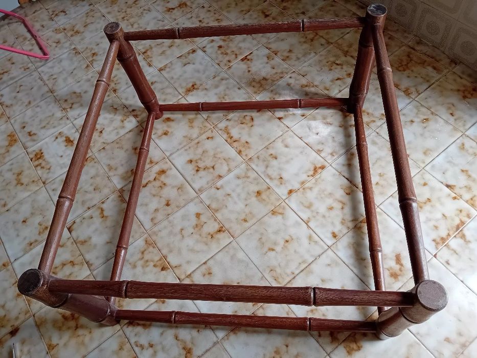 Estrutura de mesa centro , mogno torneado