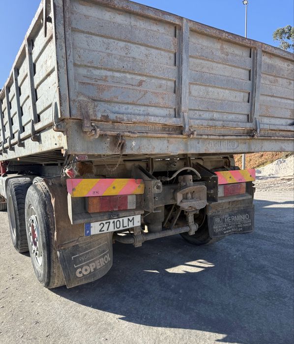 Volvo FL10 - Tri Basculante - Grua