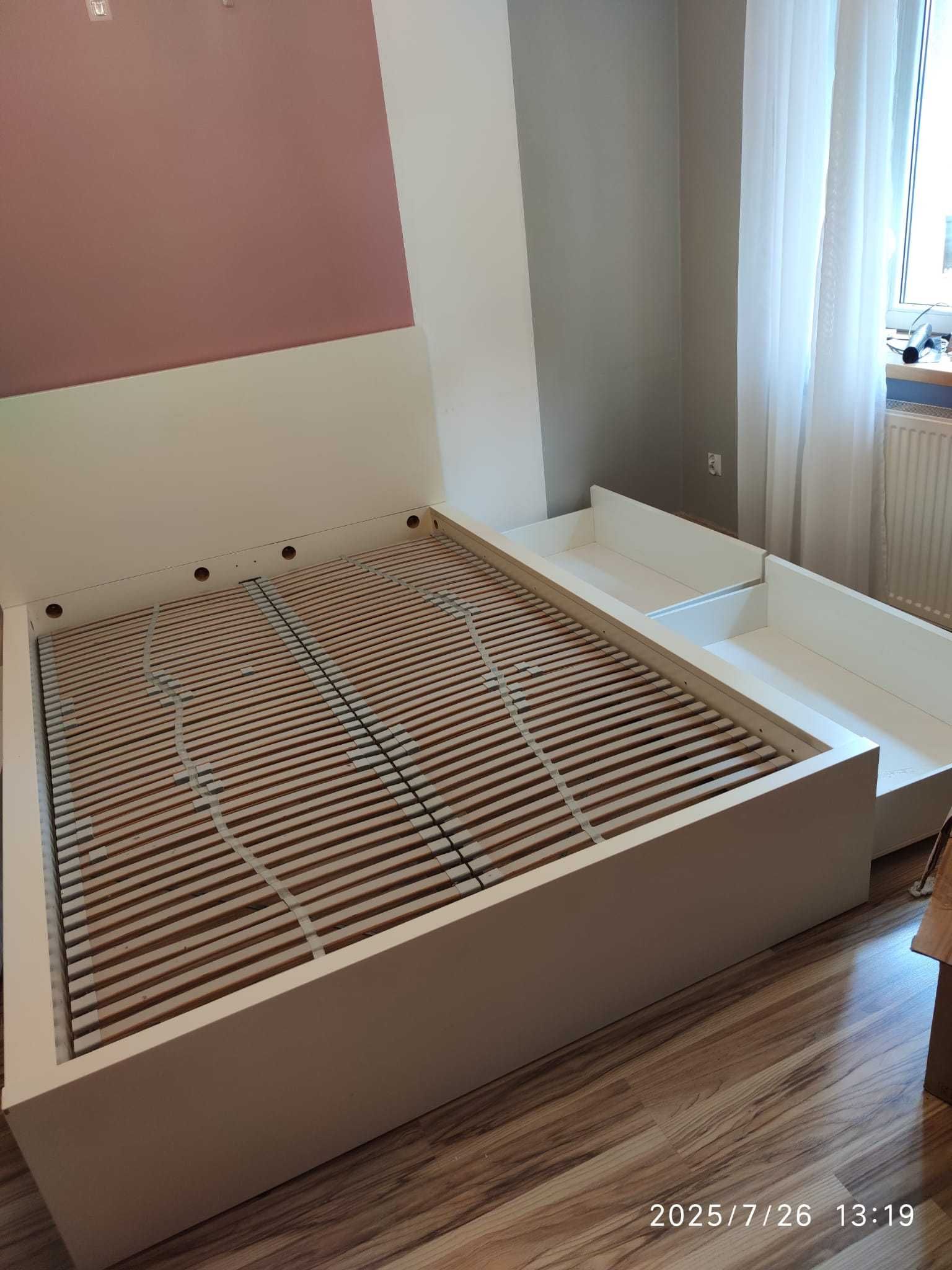 Zestaw białych mebli do sypialni