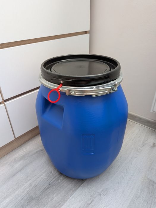 BECZKA PLASTIKOWA 30L zamykana pokrywa (brak)