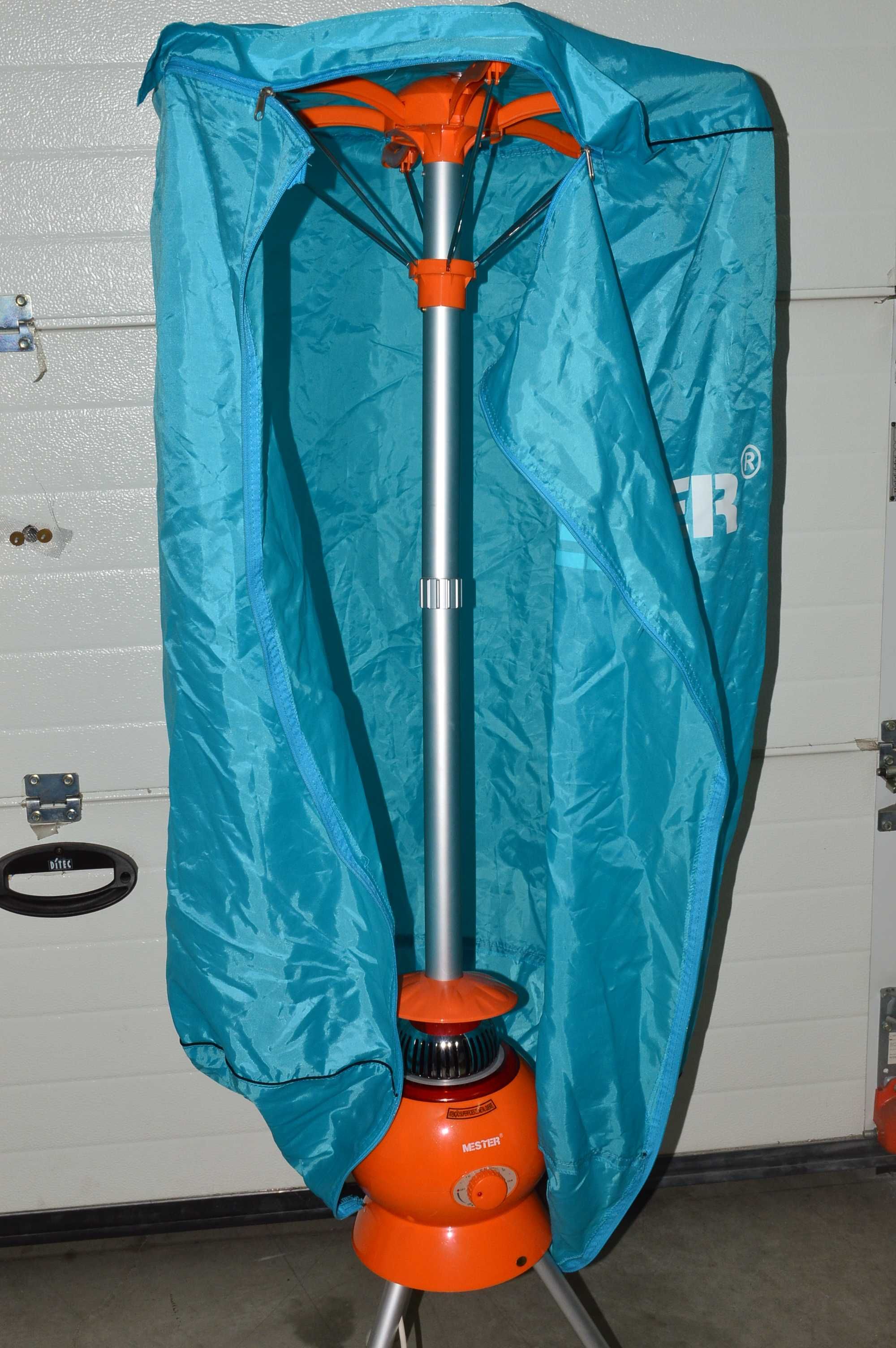Secador de roupa elétrico e portátil, com potência de 900 W.