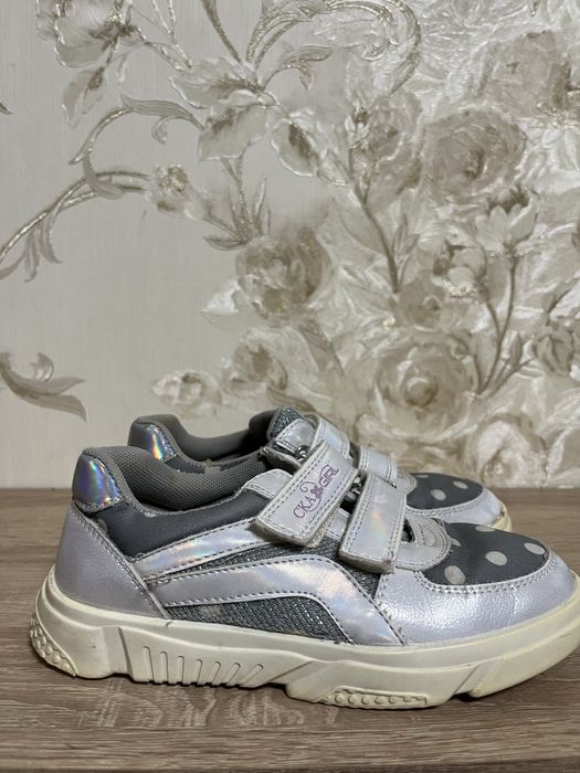 Продам кроссовки на девочку