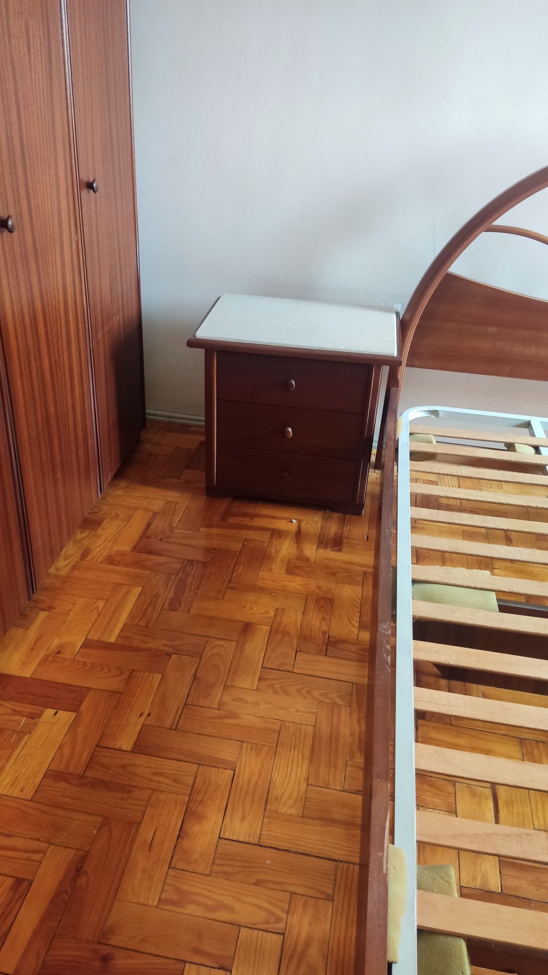 Cama, mesas de cabeceira e roupeiro