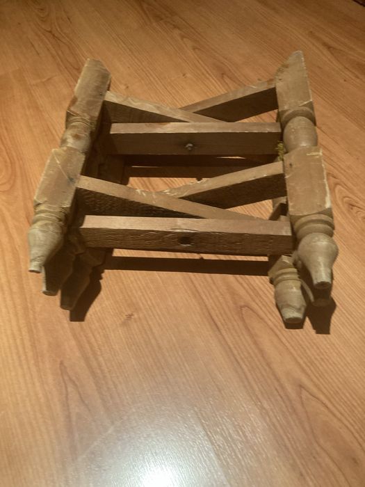 Mesa de apoio feita a mao  ( antiga)