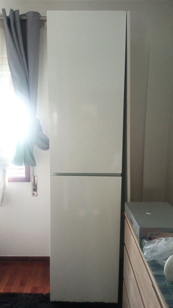 Móvel de cozinha alto com portas brilhantes – Ideal para caldeira