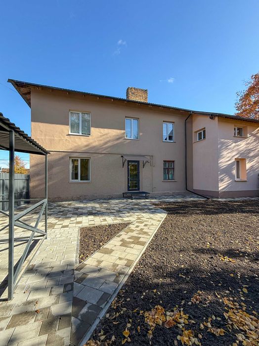 Квартира в центрі з ремонтом, автономним опаленням та окремим входом