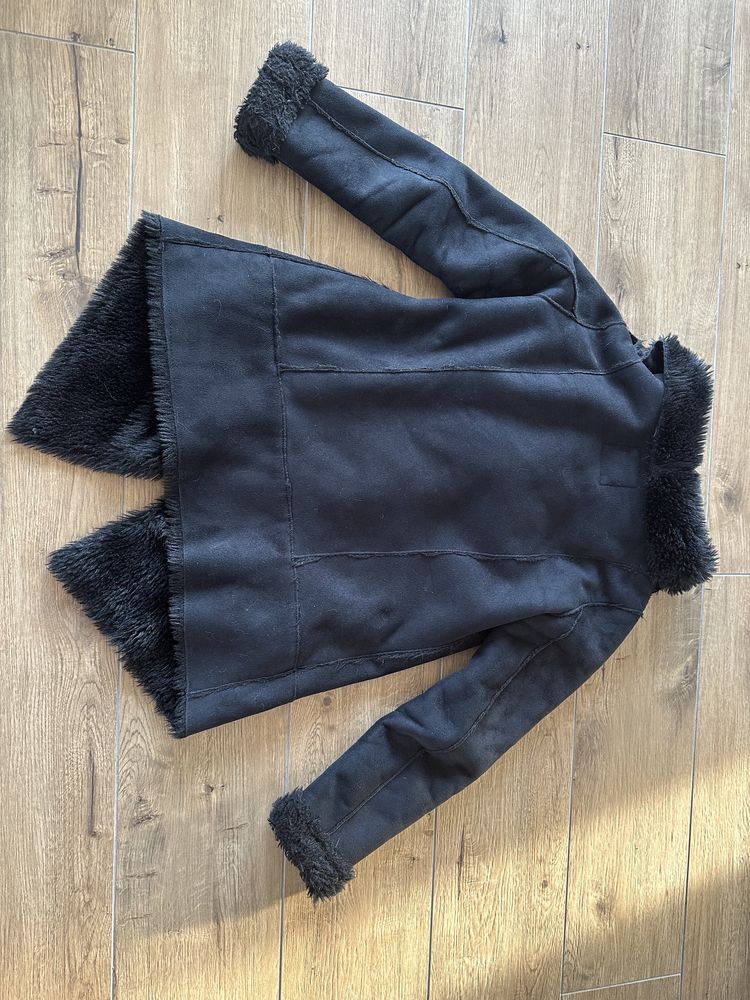 Czarny plaszcz zimowy z futerkiem pull and bear XS