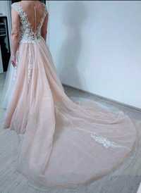 Różowa tiulowa koronkowa suknia ślubna Loretti princessa z trenem