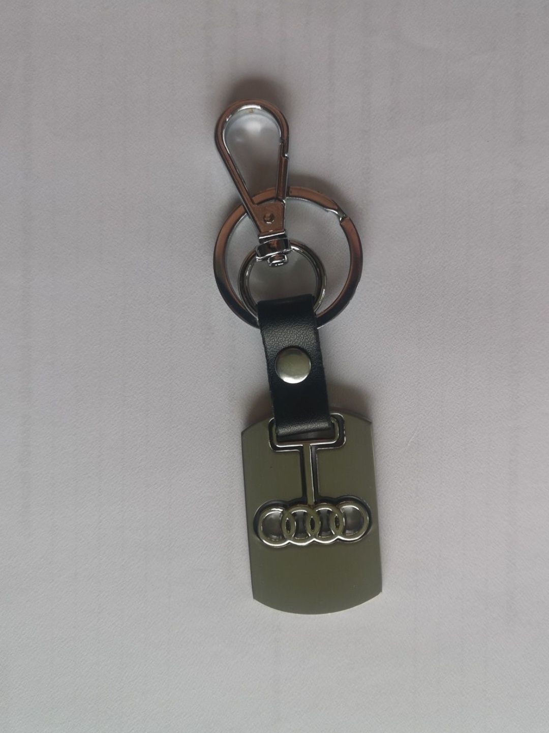 Nowy brelok do kluczy z emblematem AUDI