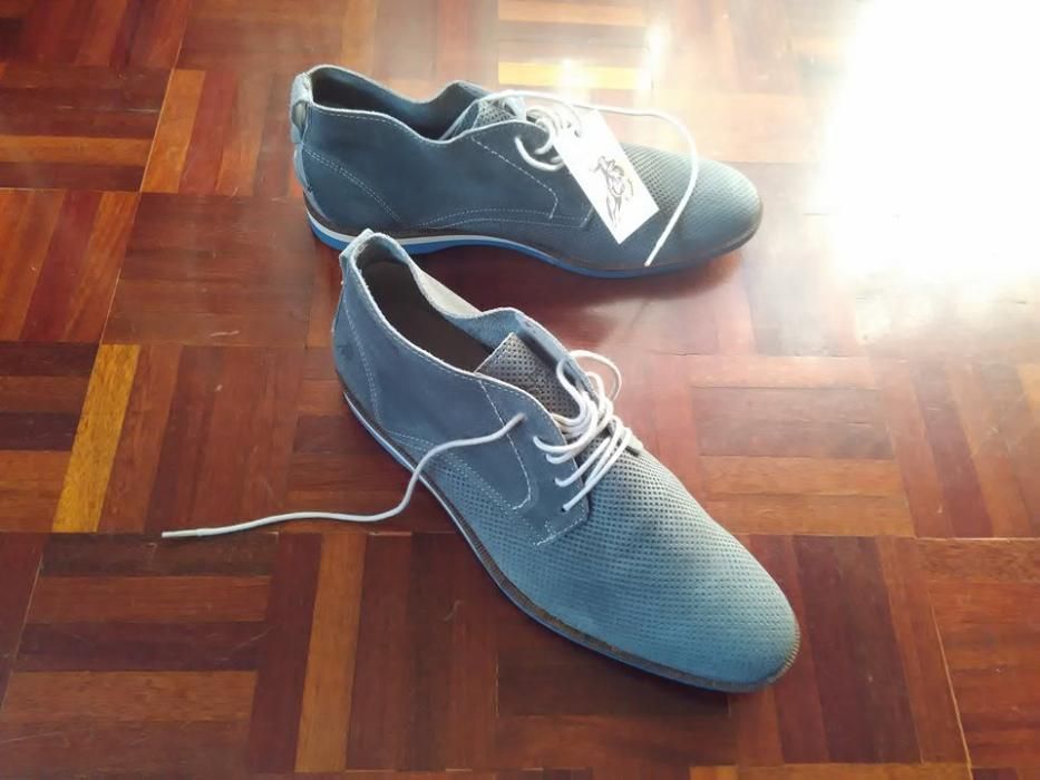 Botins cinzas completamente novos