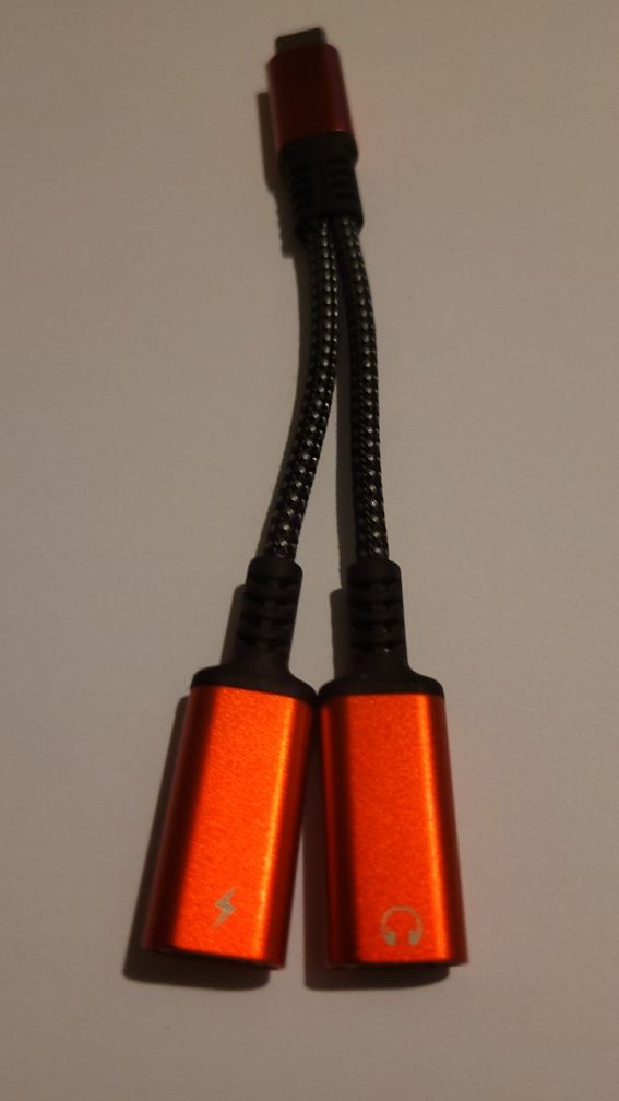 Adptador para uivir música com carregador em simultâneo.