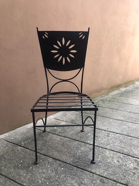 Cadeira de ferro - modelo único, como NOVO