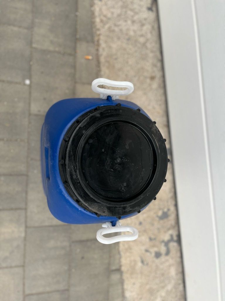 Beczka 50L, zamykana z uchwytami.