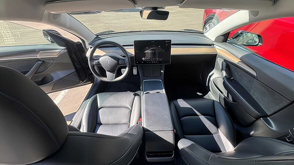 Tesla Model 3      2023