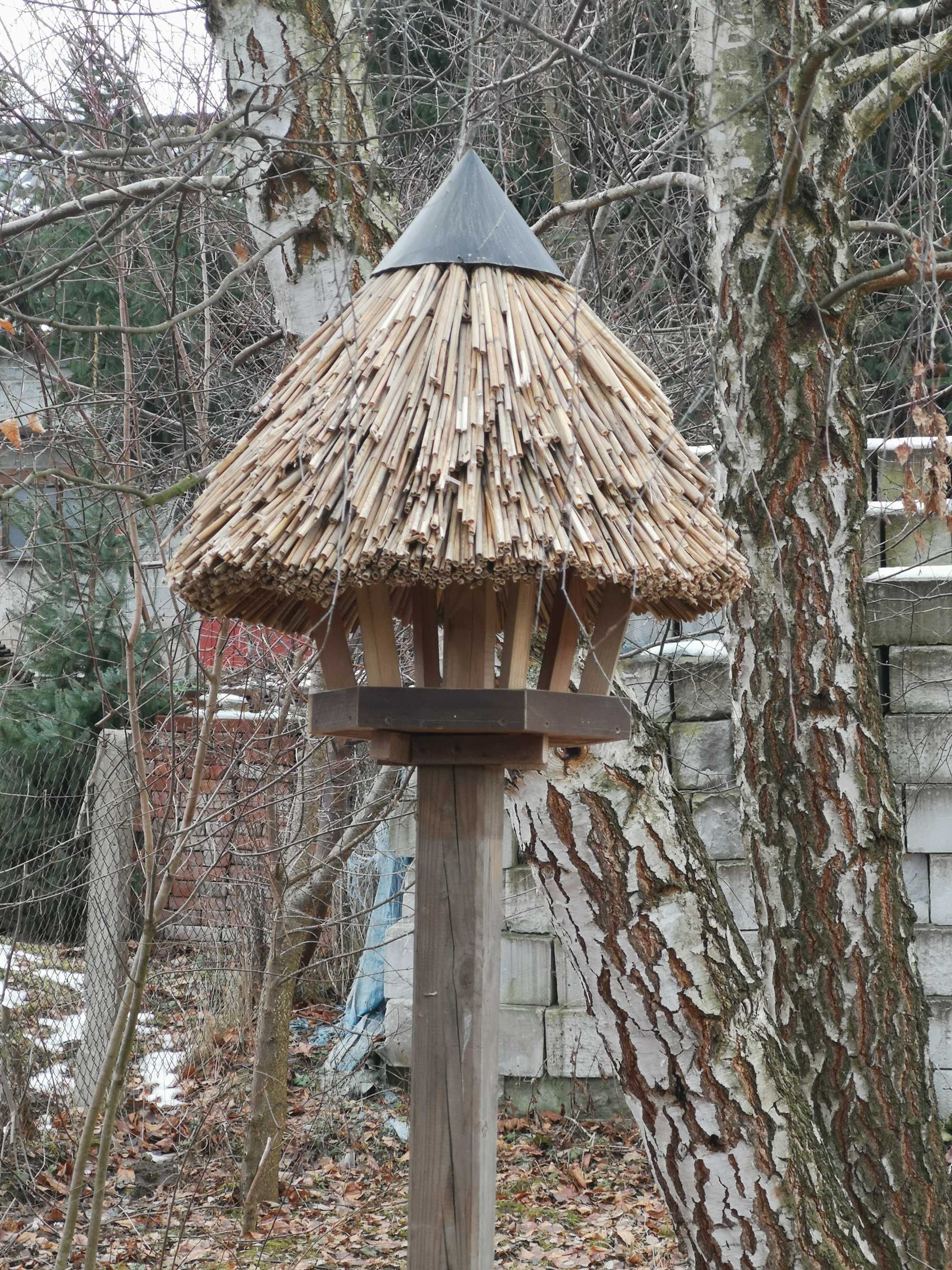 Karmnik kryty strzechą