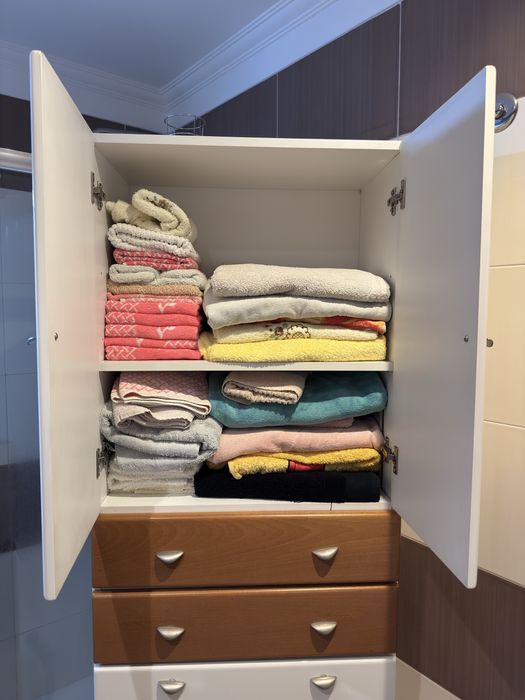 Movel de casa de banho com cesto para roupa suja