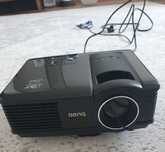 projektor BENQ MP515 z kablami