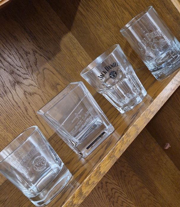 Szklanki do whisky.