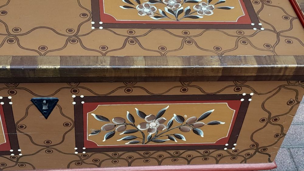 Zabytkowa skrzynia posagowa