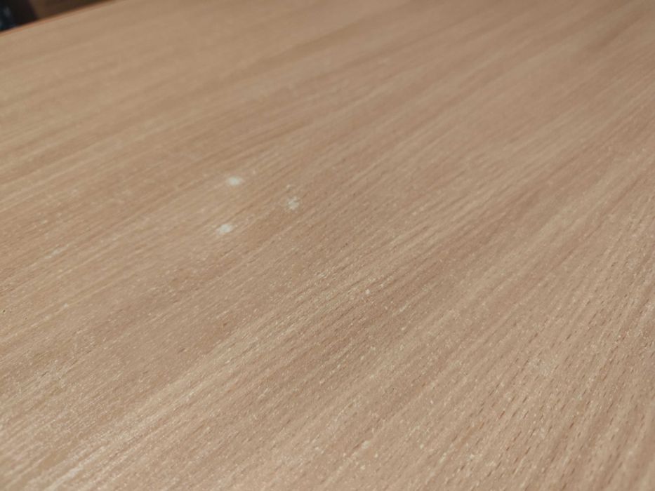 Blat z nogą metalową przykręcany do ściany