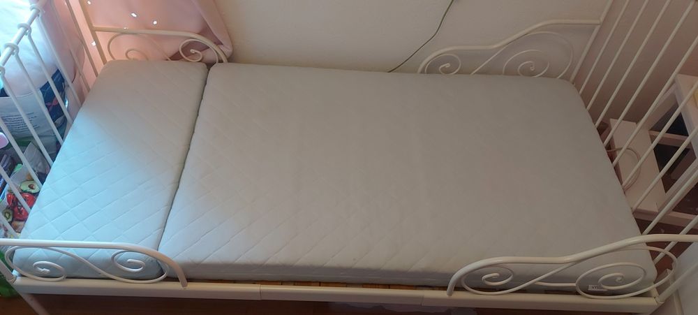 Cama extensivel Ikea com colchão de molas