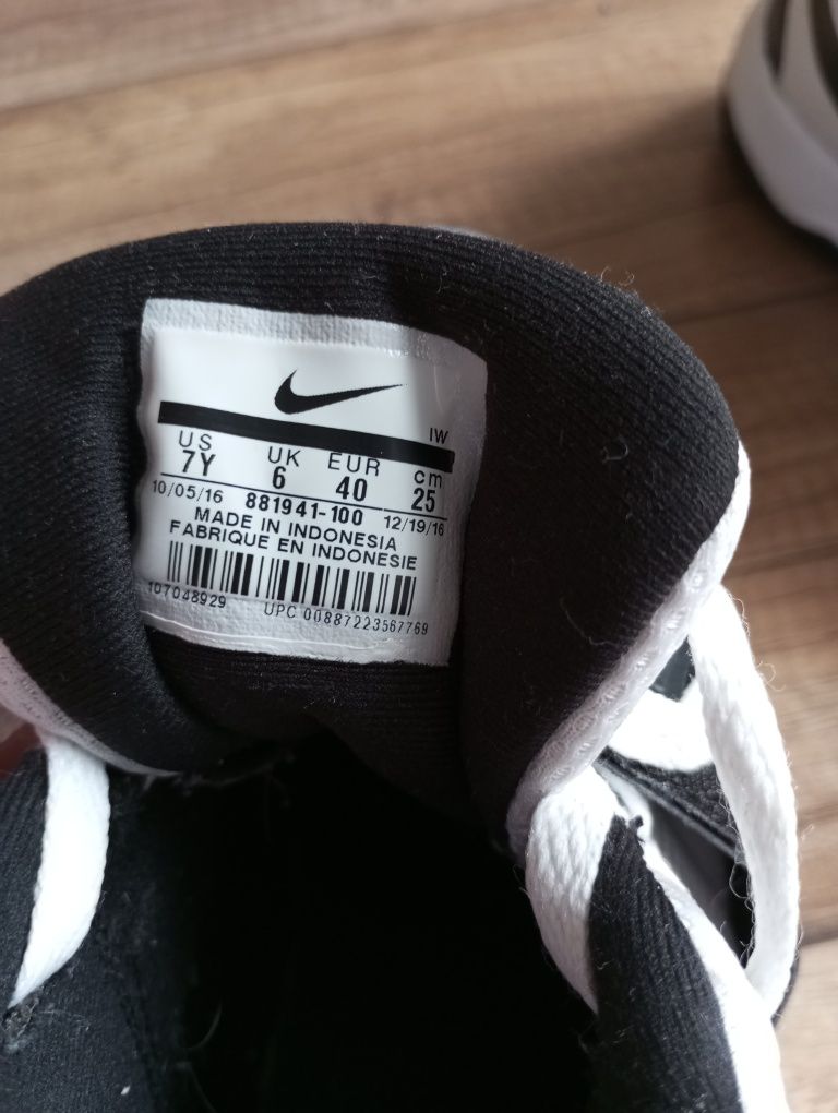 Buty Nike Hustle D8
