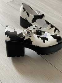 Pantofle mary jane w łaty wzory czarno białe sandały czułenka wiosna