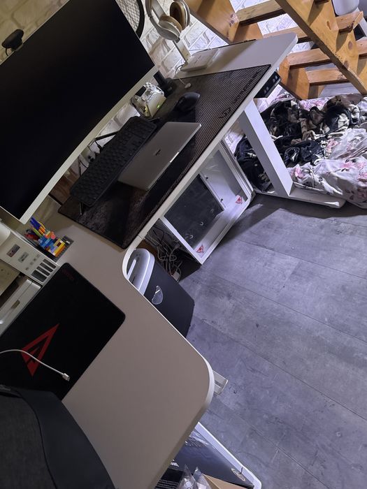 Biurko Ultradesk elektrycznie poziomowane podswietlane