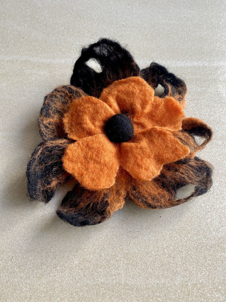 Broszka z wełny merynosów handmade duża
