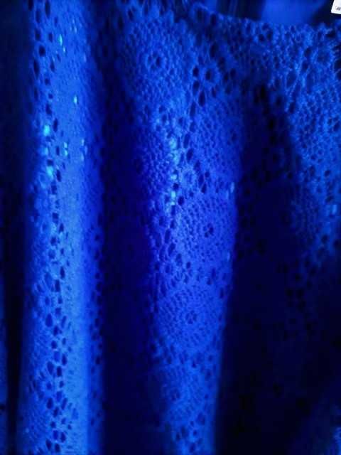 Ciemnoniebieska koronkowa sukienka