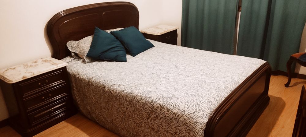 Conjunto de quarto casal madeira mogno