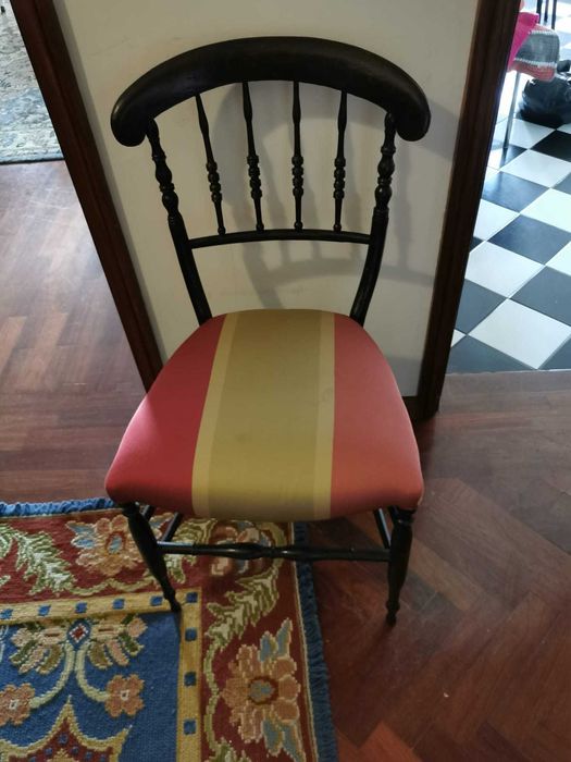 Canapé e cadeira antigos e recuperados