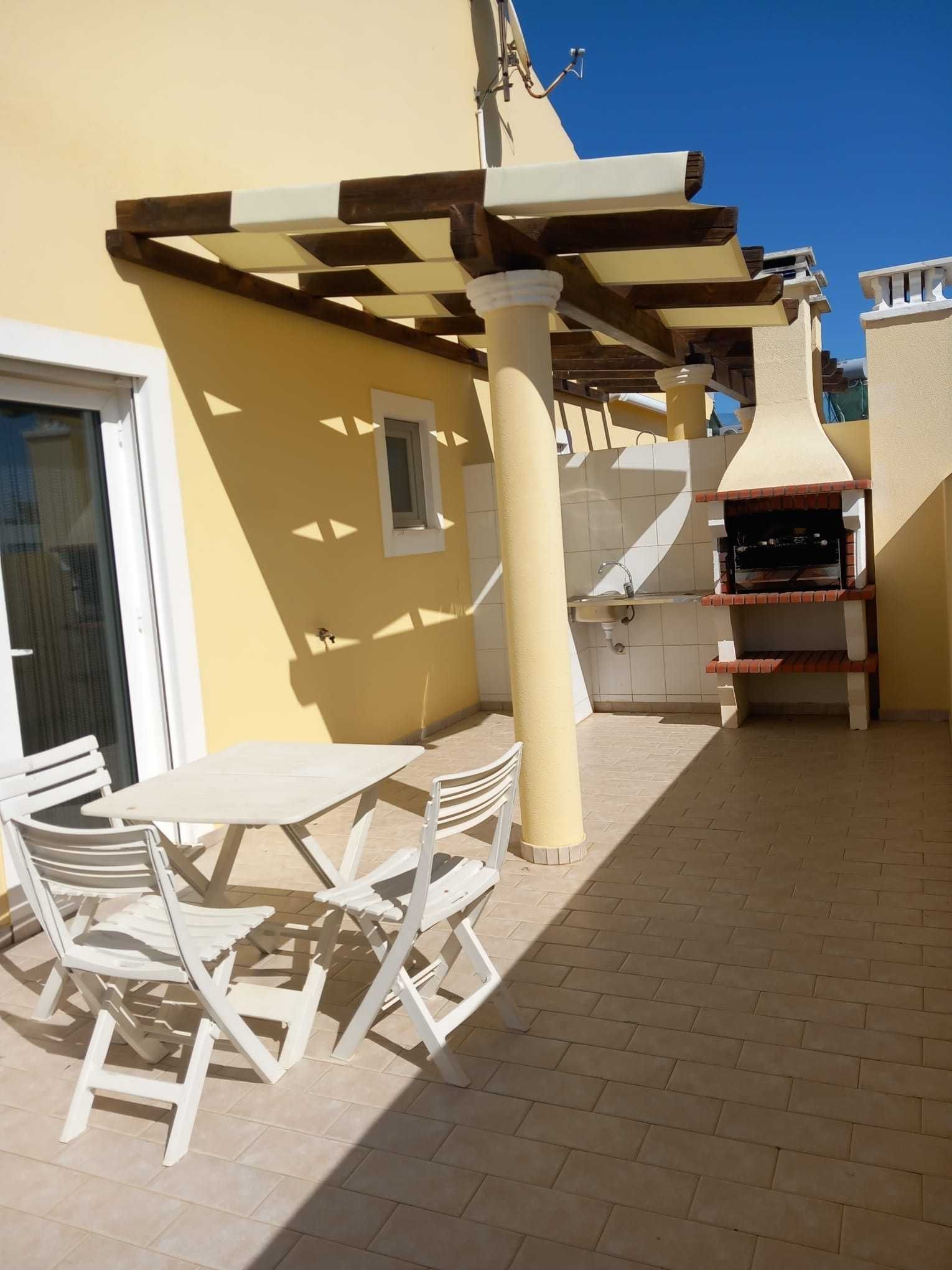 T1 - 4 /5 pessoas Altura churrasqueira, terraço,100 metros da praia .
