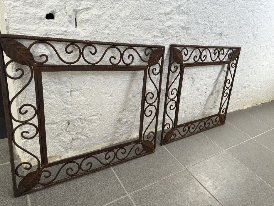 Duas molduras em ferro.