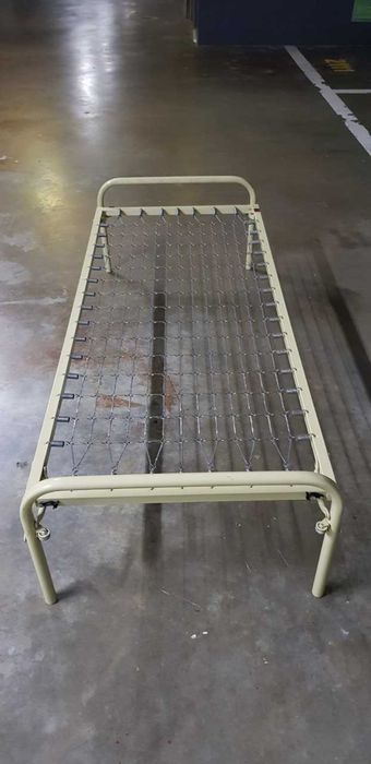 Estrado solteiro (desdobrável) e colchão incluído
