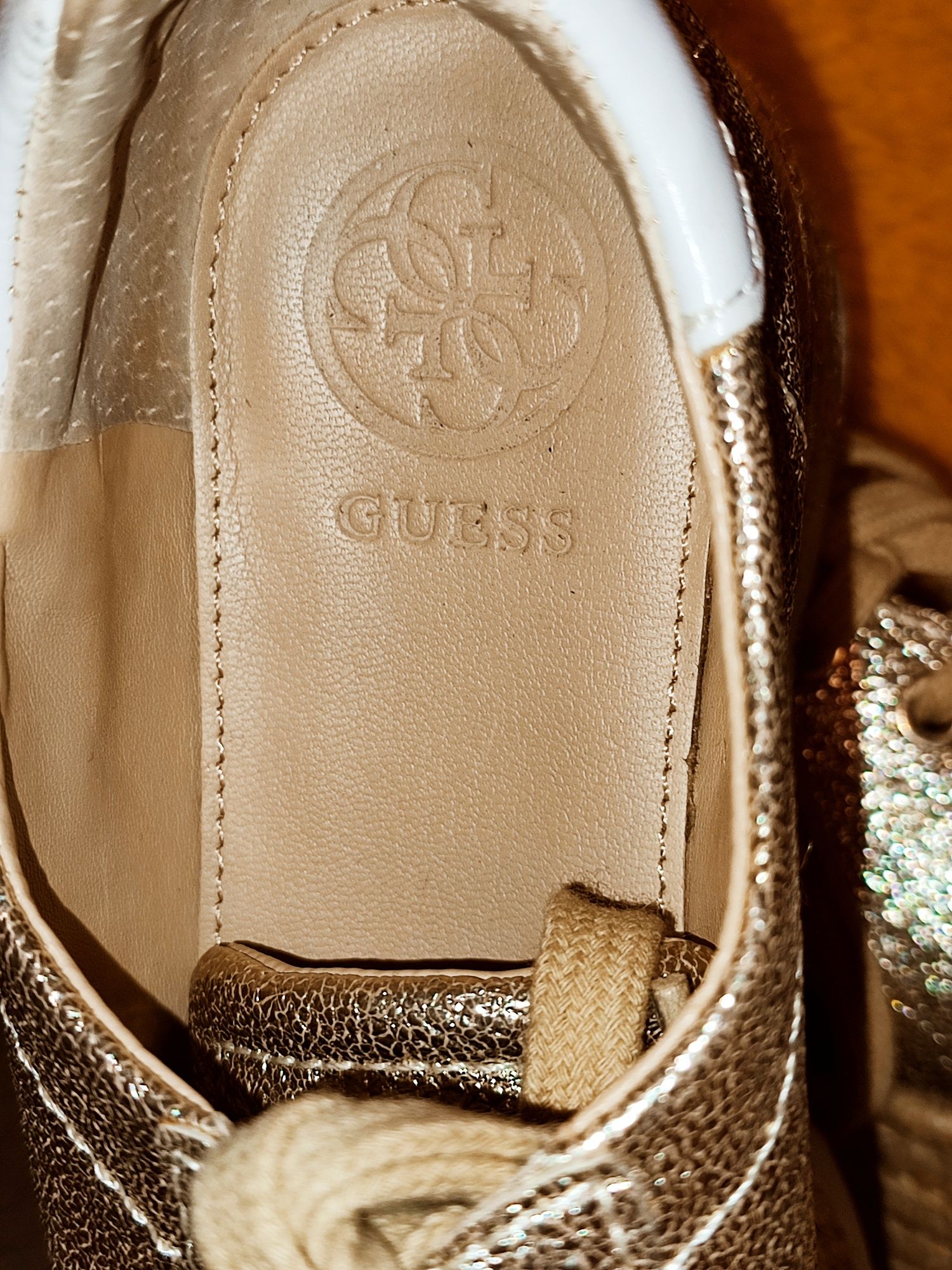 Guess nowe espadryle na koturnie zlote