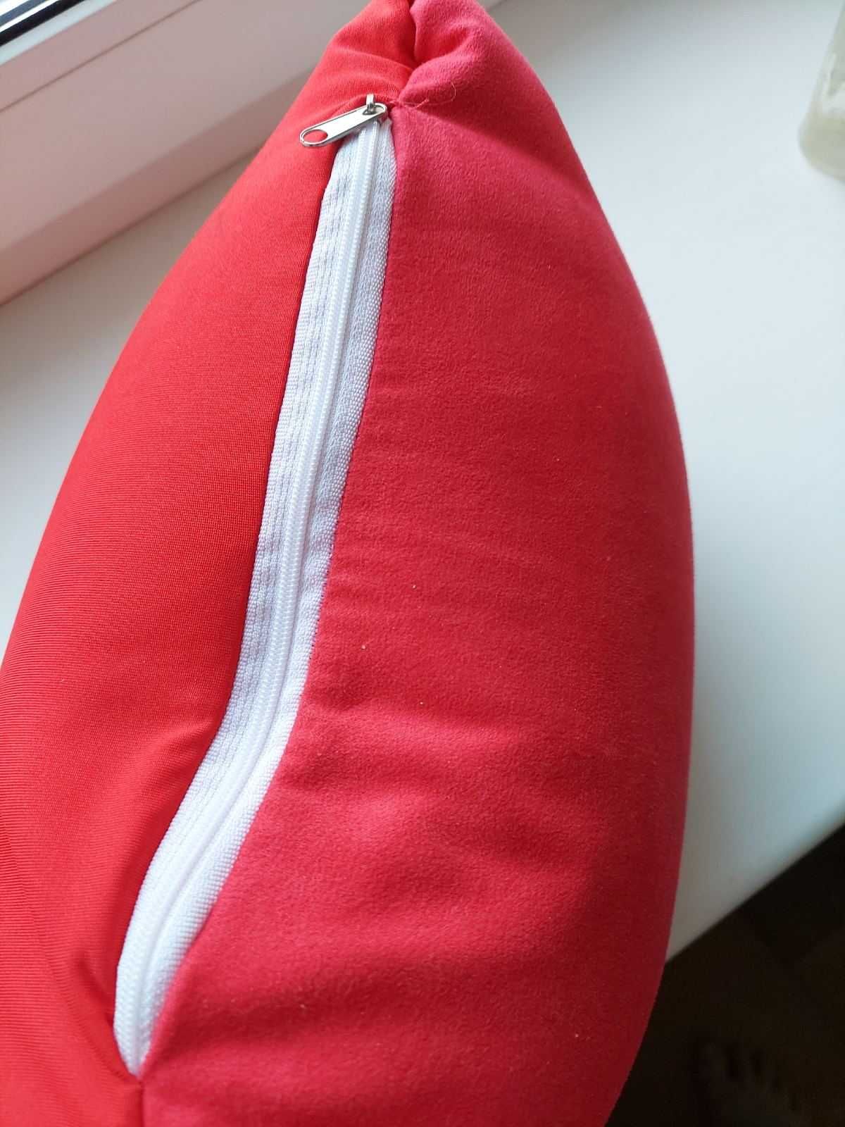 подушка червоного кольору