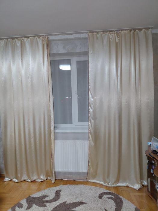 Штори 1 комплект з поперечкою в доброму стані.
Довжина 270см, ширина к