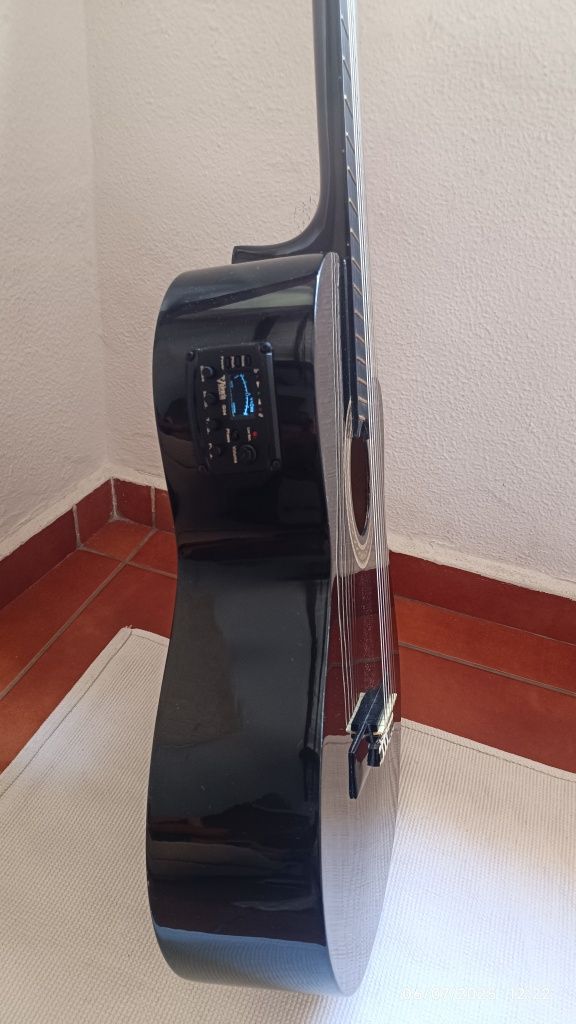 Violão elétrico.