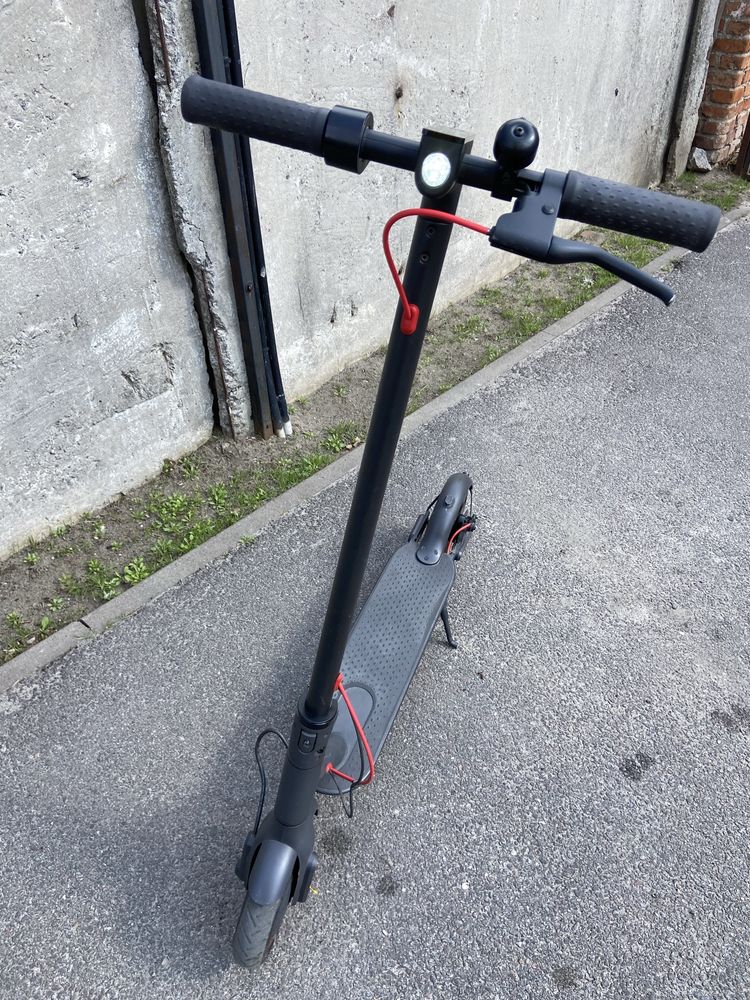 Продам електросамокат Xiaomi Mi Electric Scooter Pro