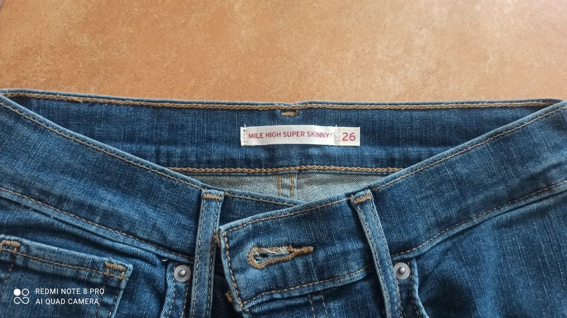 Spodnie jeansy damskie Levis nowe W26L32