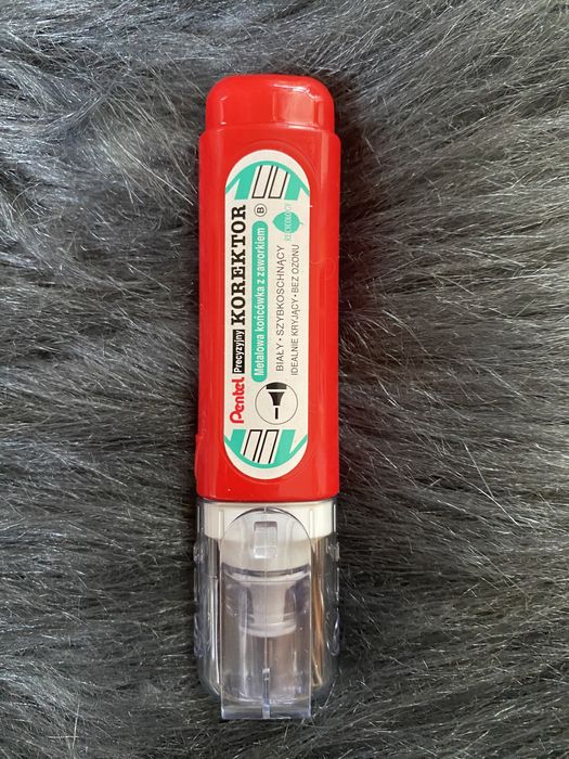 Korektor w piórze Pentel z metalową końcówką