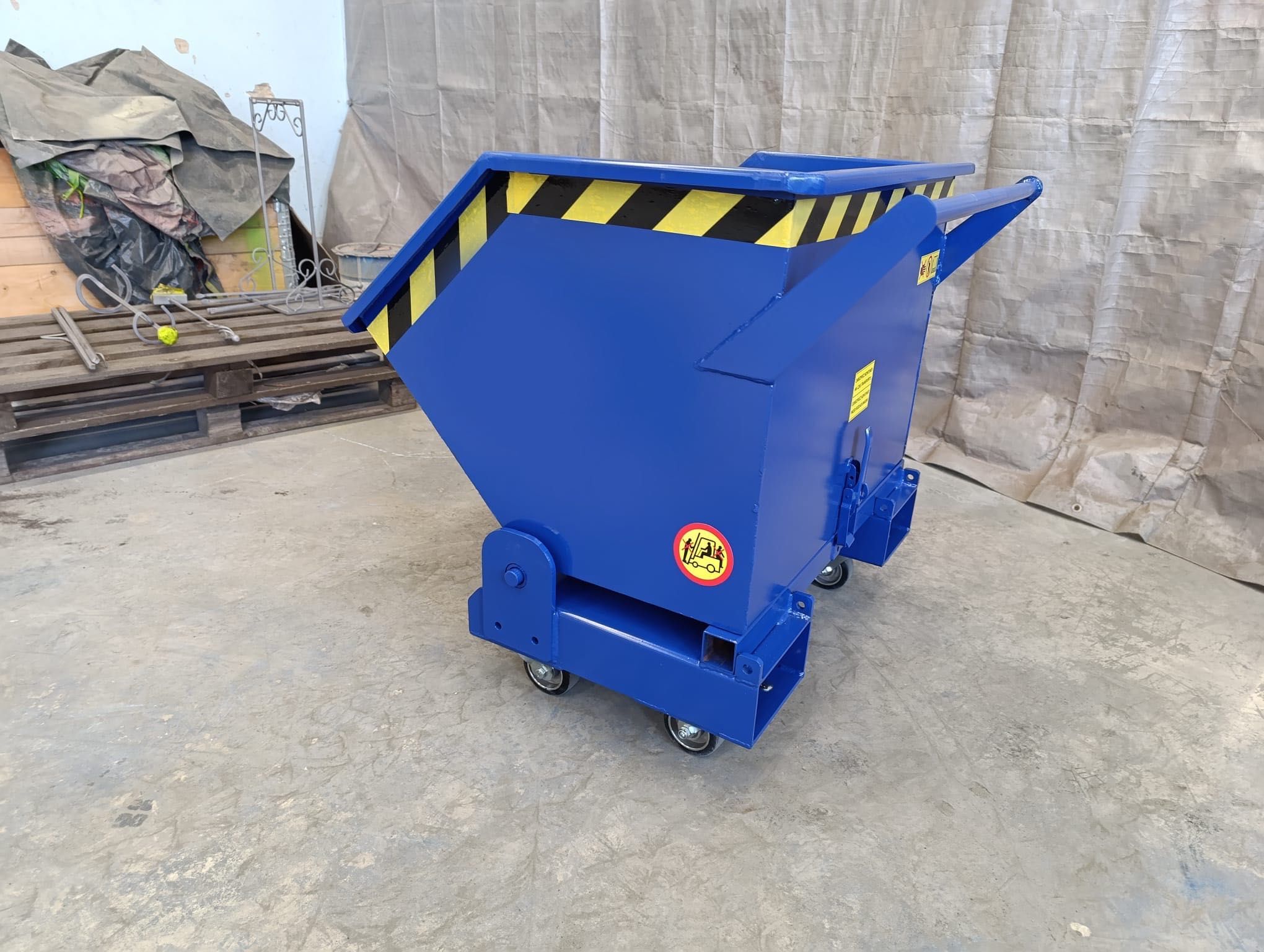 Kontener samowyładowczy / Kontener / Kontener na wióry metalowe 250L
