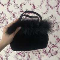 Чорна велюрова сумочка з пірʼям страуса